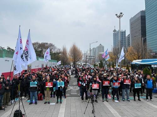 25일 오후 서울 송파구 배달의민족 본사 앞에서 민주노총 공공운수노조 라이더유니온 소속 배달 라이더들과 상인들이 배차 시스템 '로드러너' 전면 폐기를 촉구하는 집회를 열고 있다. 사진=라이더유니온