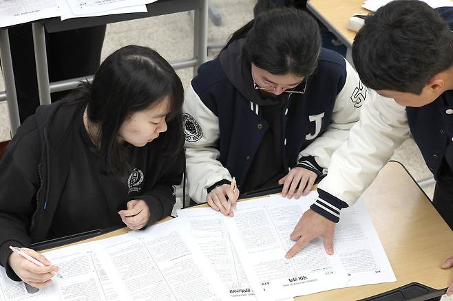 가채점 하는 수험생들. 연합뉴스