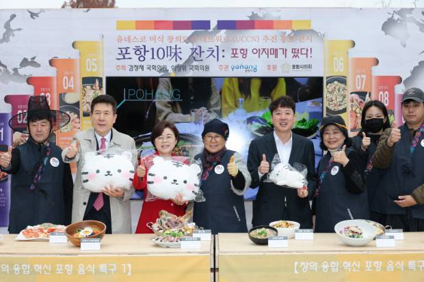 25일 포항시가 국회 소통관 앞 광장에서 포항 미식 팝업홍보관을 운영하고 있다. 사진=포항시제공