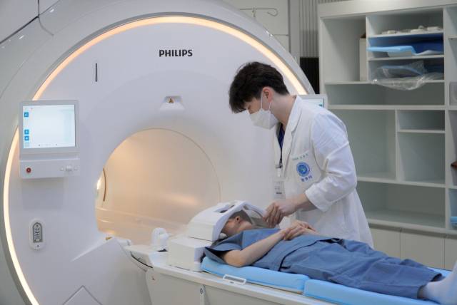 우리나라 남성 대장암 발생률은 미국·영국을 넘어섰고, 전립선암 등 ‘서구형 암’의 증가세가 두드러진 것으로 나타났다. 동남권원자력의학원 의료진이 암 검진을 시행하는 모습. 부산일보DB