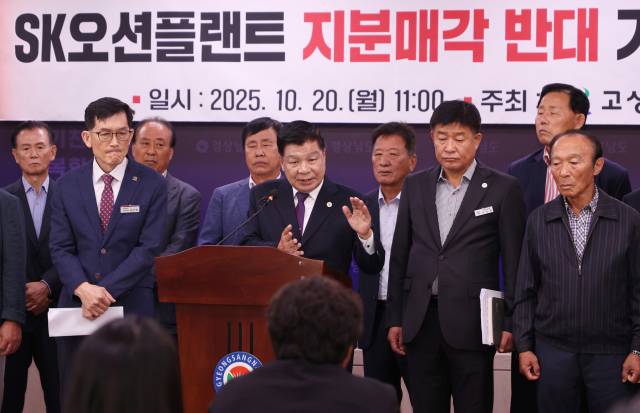 지난달 20일 경남도청 프레스센터에서 기자회견을 자청한 이상근 고성군수는 SK에코플랜트의 SK오션플랜트 지분 매각 우선협상대상자 선정에 대해 “지역과 신뢰를 저버린 행위로 강한 유감과 실망을 표명한다”면서 전면 재검토를 요구했다. 고성군 제공