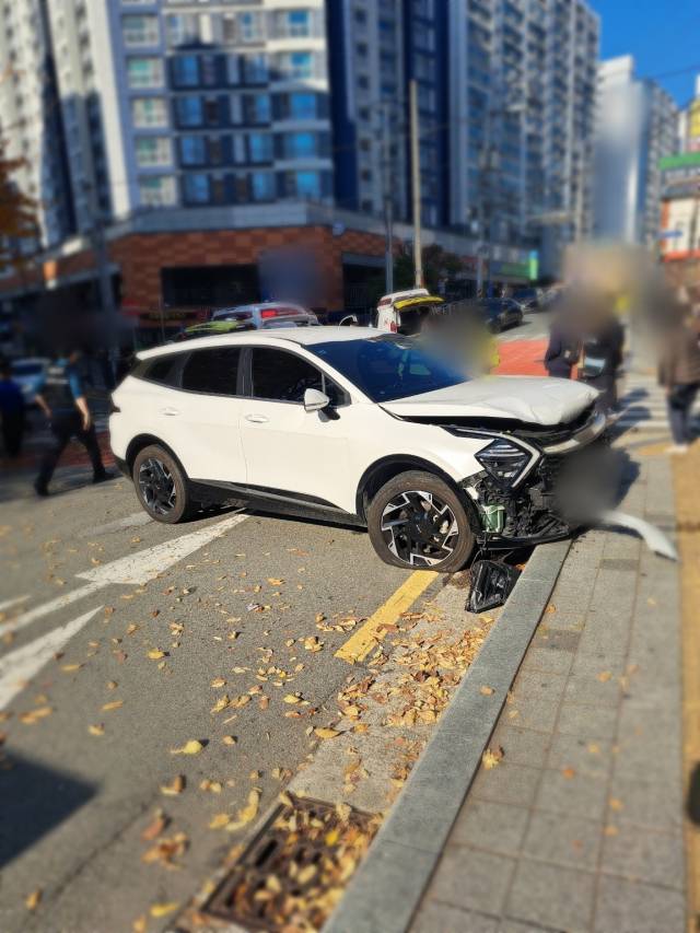 지난 24일 오후 2시 5분께 부산 남구 우암동 한 아파트 앞 삼거리 교차로에서 50대 남성 A 씨가 몰던 SUV 차량이 유턴하던 중 안전펜스에 이어 교차로 쪽으로 걸어오던 보행자 2명을 들이받았다. 이 사고로 초등학교 1학년 학생이 병원으로 옮겨졌으나 숨졌고, 어머니인 30대 여성도 크게 다쳤다. 부산 남부경찰서 제공