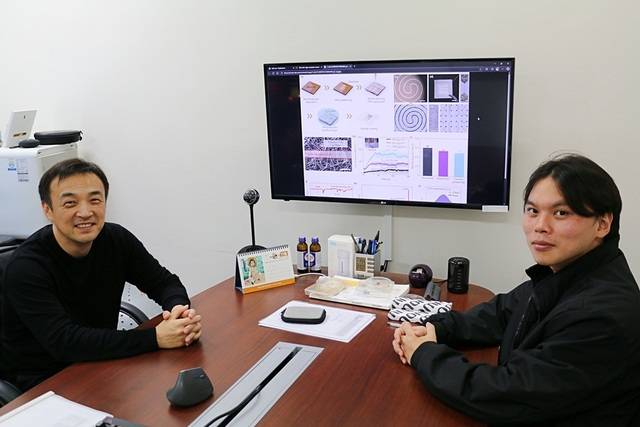 DGIST 화학물리학과 이성원 교수와 최혁주 박사과정생(왼쪽부터). DGIST 제공