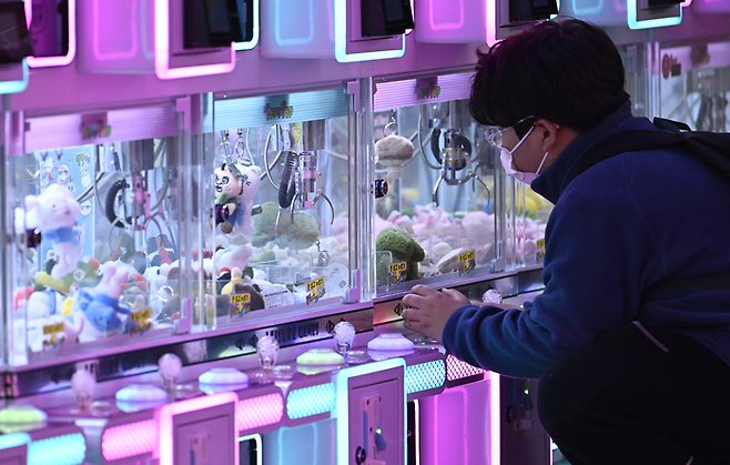 25일 오후 대구 중구 동성로 인형뽑기방에서 한 학생이 인형뽑기를 하고 있다. 이윤호 기자 yoonhohi@yeongnam.com