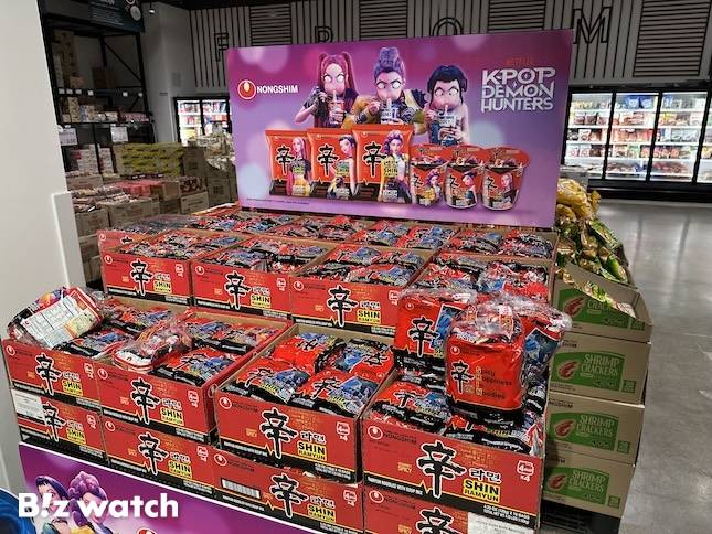 미국 샌프란시스코의 '자갈치' 매장에 진열된 농심 '케데헌' 콜라보 제품. / 사지=정혜인 기자 hij@