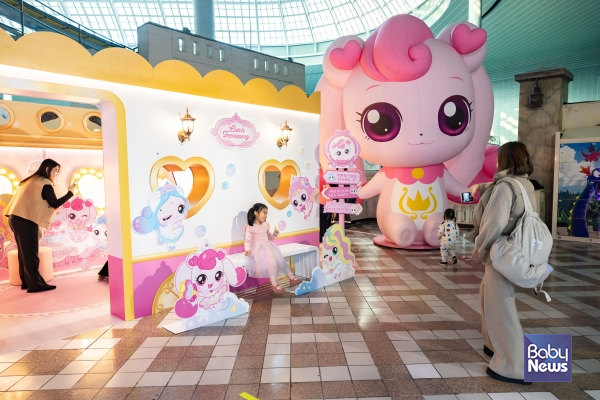 겨울 시즌 축제 '트윙클 미라클 윈터' 오픈_해피 크리스마스 퍼레이드 즐기는 손님들. ⓒ롯데월드