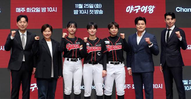 윤석민(왼쪽부터), 박세리, 김민지, 김온아, 김성연, 추신수, 이대형(사진=뉴시스)