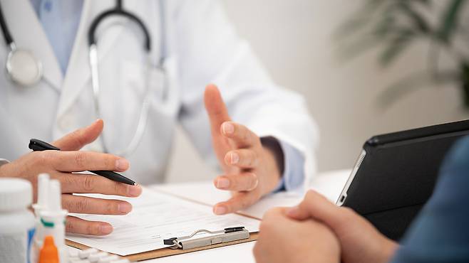 만성질환자 케어의 핵심은 정기 검진과 의료진의 밀착 관리다｜출처: 클립아트코리아