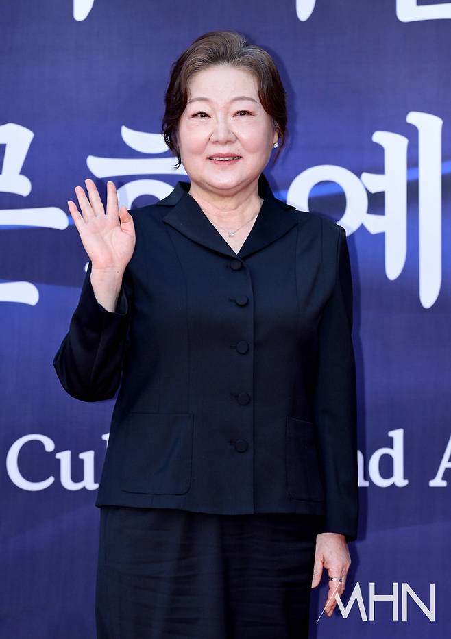 ** 로또 1등 당첨, 김해숙처럼 인생 역전! 영화 '점례는 나의 빛' 특별 분석
**