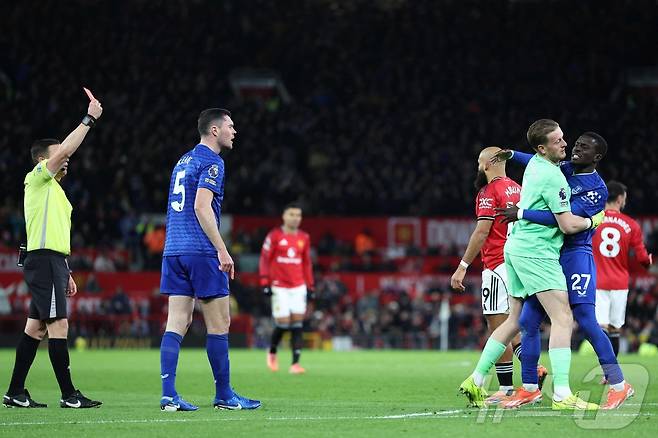 에버턴 이드리사 게예(오른쪽)가 25일(한국시간) 열린 2025-26 EPL 맨체스터 유나이티드와 원정 경기에서 동료 수비수 마이클 킨(5번)의 뺨을 때렸다가 퇴장당했다. ⓒ AFP=뉴스1
