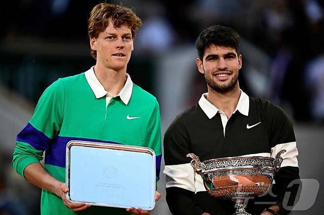 올해 프랑스오픈 우승자 알카라스(오른쪽)와 준우승자 신네르. ⓒ AFP=뉴스1
