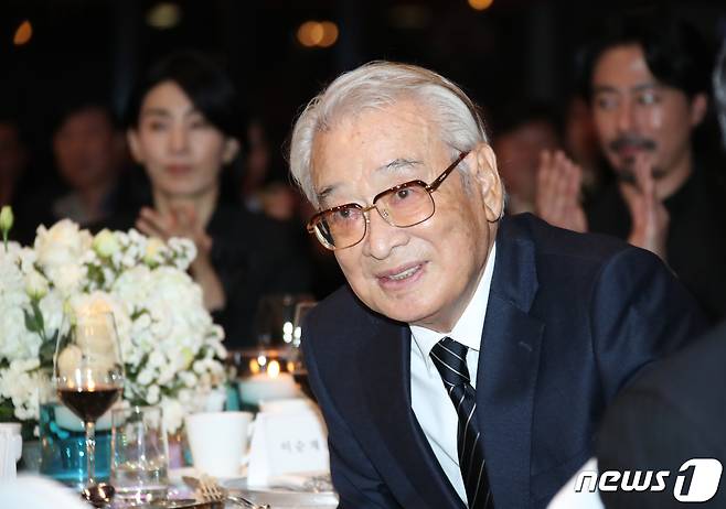 배우 이순재가 24일 서울 고덕동 스테이지28에서 열린 제13회 아름다운 예술인상 시상식에서 인사를 하고 있다. 2023.10.24/뉴스1 ⓒ News1 권현진 기자