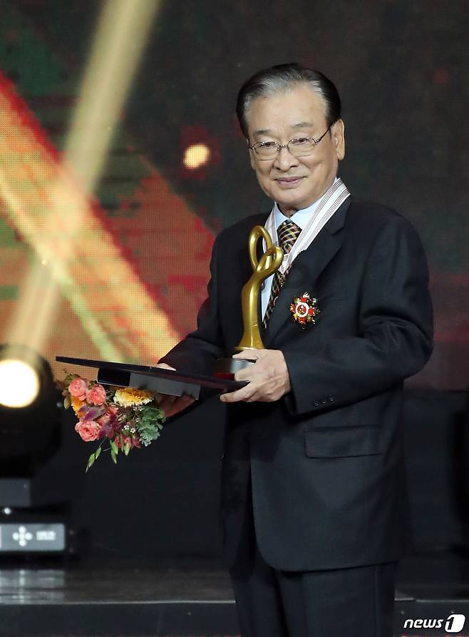 배우 이순재가 24일 오후 서울 올림픽공원 올림픽홀에서 열린 ‘2018 대한민국 대중문화예술상’ 시상식에 참석해 은관문화훈장을 받은 뒤 미소를 짓고 있다. 2018.10.24/뉴스1 ⓒ News1 권현진 기자