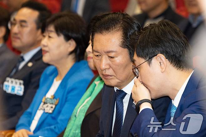 정청래 더불어민주당 대표와 장경태 서울시당위원장이 25일 서울 여의도 국회 의원회관에서 열린 더불어민주당 서울시당 '천만의 꿈 경청단' 출범식에서 대화하고 있다. 2025.11.25/뉴스1 ⓒ News1 유승관 기자