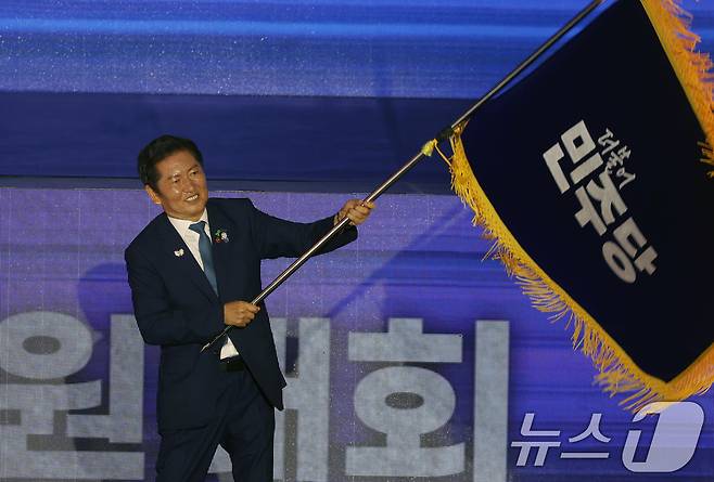 정청래 더불어민주당 당대표가 지난 8월 2일 경기 고양시 킨텍스에서 열린 제2차 임시전국당원대회에서 당대표로 선출된 뒤 당기를 흔들고 있다. (공동취재) 2025.8.2/뉴스1 ⓒ News1 유승관 기자