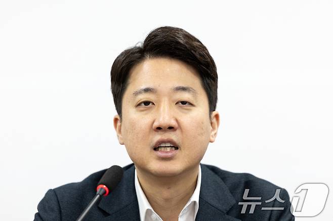 이준석 개혁신당 대표가 30일 서울 여의도 국회에서 열린 최고위원회의에서 모두발언하고 있다. 2025.10.30/뉴스1 ⓒ News1 이승배 기자