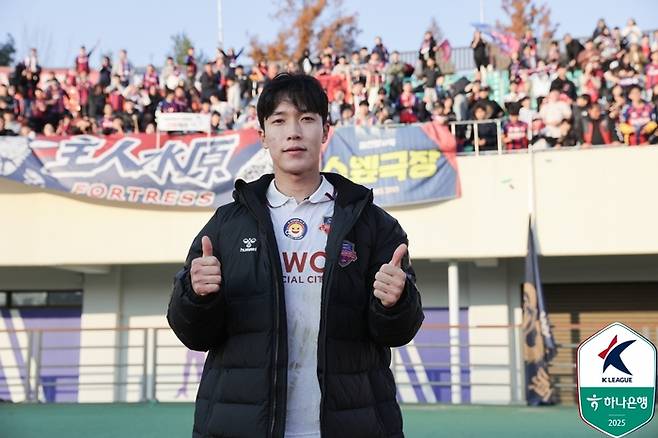 수원FC 이재원이 22일 안양종합운동장에서 열린 안양과의 경기 종료 후 사진 촬영에 임하고 있다. 제공 | 한국프로축구연맹