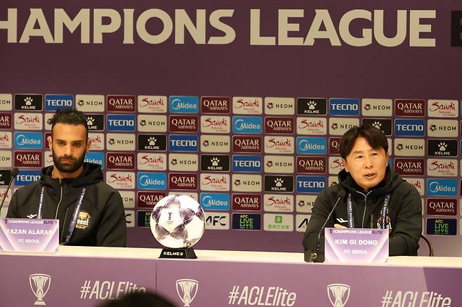 상하이 하이강전을 하루 앞둔 FC서울 야잔(왼쪽)과 김기동 감독이 공식 기자회견에서 발언하고 있다. 사진 | FC서울