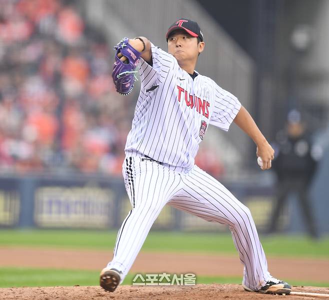 LG 투수 송승기가 26일 서울 잠실구장에서 열린 2025 KBO 포스트시즌 한국시리즈 1차전 한화와 경기 7회 역투하고 있다. 잠실 | 최승섭기자 thunder@sportsseoul.com