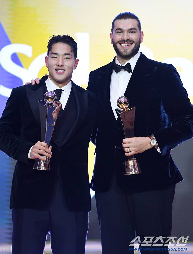 24일 오후 서울 송파구 롯데호텔에서 2025KBO시상식이 열렸다. MVP에 뽑힌 폰세와 신인상을 수상한 안현민이 함께 포즈 취하고 있다. 정재근 기자 cjg@sportschosun.com/2025.11.24/