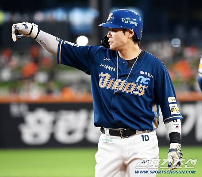 3일 대전 한화생명볼파크에서 열린 NC와 한화의 경기, 2회초 1사 1,2루 NC 박세혁이 선취 1타점 적시타를 치고 기쁨을 나누고 있다. 대전=허상욱 기자wook@sportschosun.com/2025.09.03/