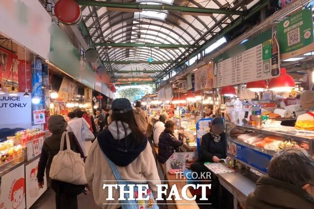 24일 오후 1시께 서울 종로구 광장시장 내 모습. 평일 낮 시간인데도 방문객이 많다. /이상빈 기자