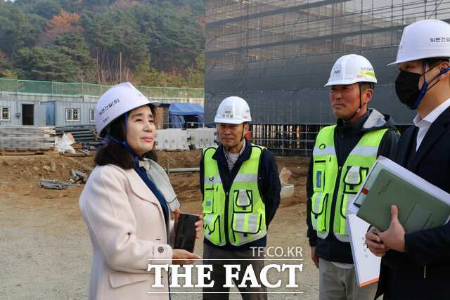 정은영 당진교육장은 24일 수청동에 추진 중인 꿀벌도서관과 당진교육종합센터 건립공사 현장을 직접 방문해 진행 상황을 점검했다. /당진교육지원청