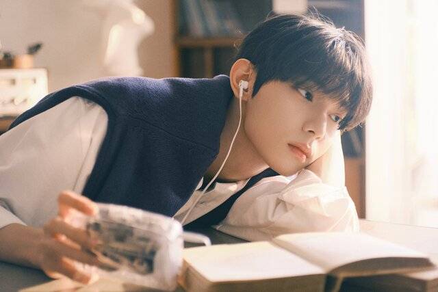 최립우는 12월 3일 오후 6시 데뷔 싱글 'SWEET DREAM'을 발표하고 본격적인 활동에 나선다./FNC엔터테인먼트