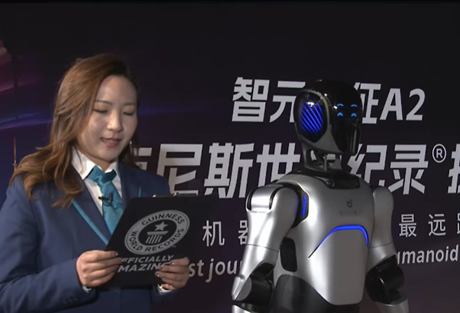 로봇기업 아지봇의 휴머노이드 로봇 A2가 106㎞를 걸어서 완주하는 세계 신기록을 세웠다. 중국 테크 프레스 콘퍼런스 유튜브 채널