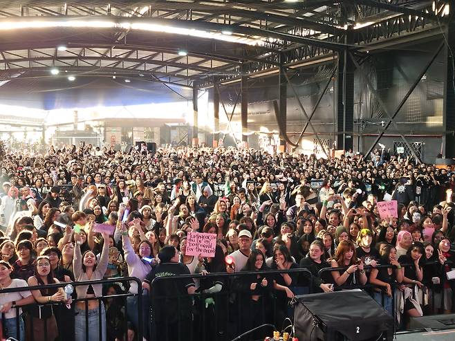 /독자 제공지난 10월 25일 콜롬비아 보고타에서 열린 ’2025 콜롬비아 K페스티벌’에 참가한 보이그룹 NTX를 보기 위해 모인 해외 팬들 모습. NTX는 지난해에도 브라질리아·리우데자네이루·상파울루 등 중남미 도시 6곳을 돌며 공연을 했다./독자제공