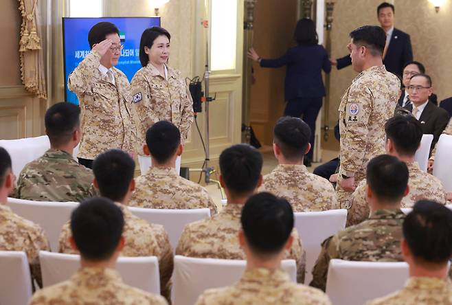 아랍에미리트(UAE)를 국빈 방문 중인 이재명 대통령이 19일(현지 시각) 아부다비의 한 호텔에서 열린 아크부대 장병들과 간담회에서 임지경 아크부대장(대령)의 경례를 받고 있다./연합뉴스