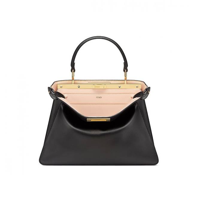 미니멀한 트라페지움(Trapezium: 사다리꼴) 실루엣의 피카부는 상단의 더블 턴락을 여는 순간, 부드럽게 드레이프되며 내부의 비밀스러운 아름다움을 드러내는 특유의 스마일 형상을 만든다. 피카부 아이씨유(IseeU) 미디엄 블랙 컬러. 펜디.