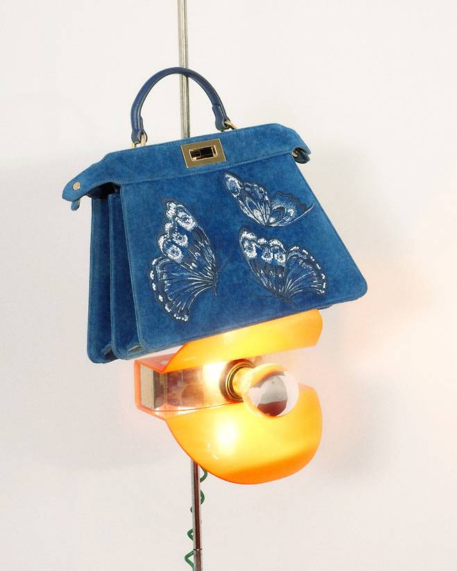 나이트 버터플라이 자수 블루 플록 데님 소재의 ‘피카부 아이씨유(ISeeU) 스몰’ 백. 펜디.