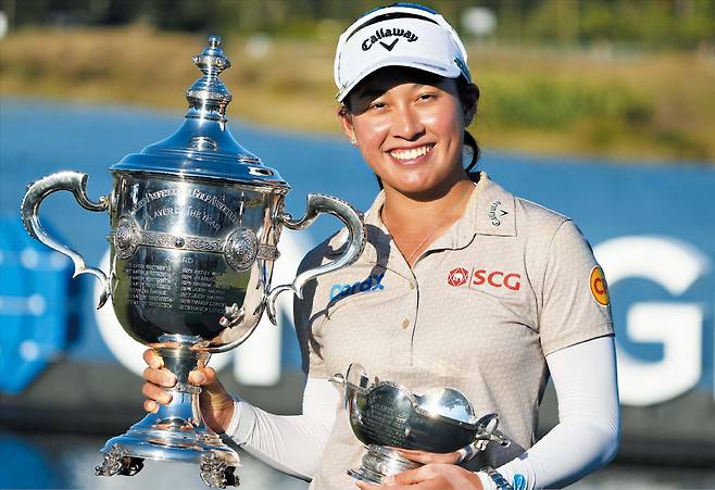24일(한국 시각) 미국 플로리다주 티뷰론 골프클럽에서 LPGA 투어 시즌 최종전 CME그룹 투어 챔피언십 우승을 차지한 지노 티띠꾼이 올해의 선수상 트로피(왼쪽)와 최저타수상 트로피를 양손에 들고 있다./AP 연합뉴스