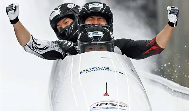 23일(현지 시각) 이탈리아 코르티나담페초 월드컵에 출전한 한국 봅슬레이 4인승 대표팀이 결승점을 통과하는 모습. 앞에서부터 김진수, 김선욱, 이건우. 사진에서 김형근은 가려져 보이지 않는다./AFP 연합뉴스,