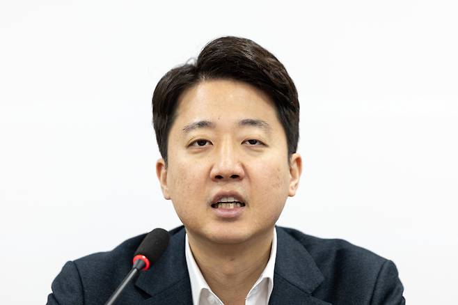 이준석 개혁신당 대표가 지난달 30일 서울 여의도 국회에서 열린 최고위원회의에서 모두발언하고 있다. /뉴스1