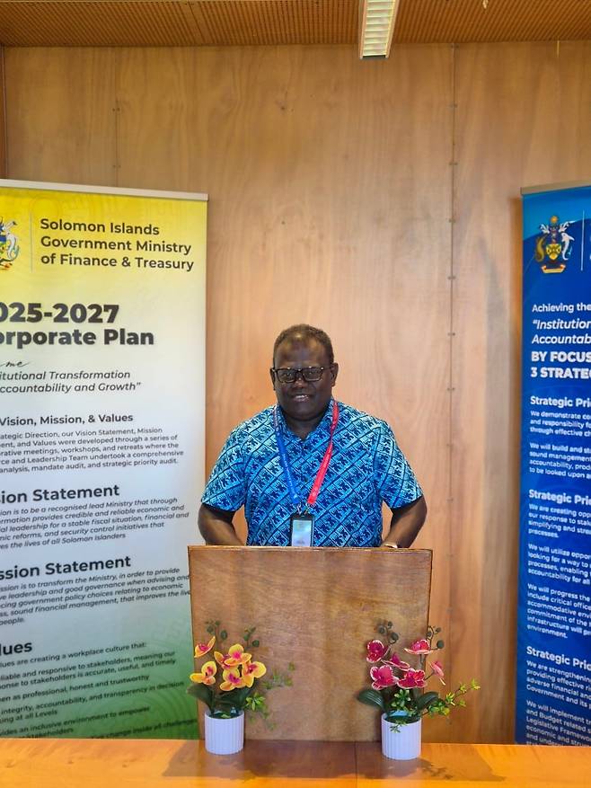 21일(현지 시각) 솔로몬제도 수도 호니아라에 있는 재무부 청사에서 맥키니 덴타나 솔로몬제도 재무차관이 티나 수력발전댐 사업에 대해 설명하고 있다. /수자원공사 제공