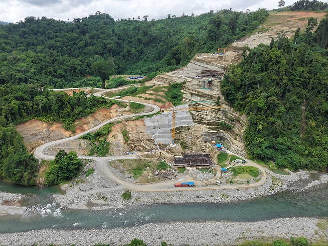 20일(현지 시각) 솔로몬제도 수도 호니아라에 있는 티나(Tina)강 하류에서 수력발전소와 수로터널 출구가 건설되고 있다. /수자원공사 제공