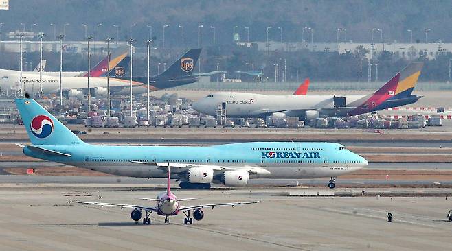 인천국제공항 계류장과 활주로에 놓인 대한항공과 아시아나항공의 항공기 모습./뉴스1