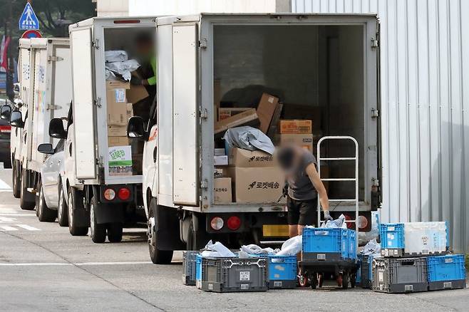 택배 없는 날인 지난 8월 14일 오전 서울 시내 한 쿠팡 배송 캠프에서 택배기사들이 배송 준비 작업을 하고 있다. 사진은 기사 내용과 무관. 뉴시스