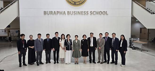 부라파대학교내 입구에서 대경대 이채영 총장(왼쪽 여덟번째) 일행과 부라파대학교 관계자들이 사진촬영을 하고 있다. 대경대학교 제공