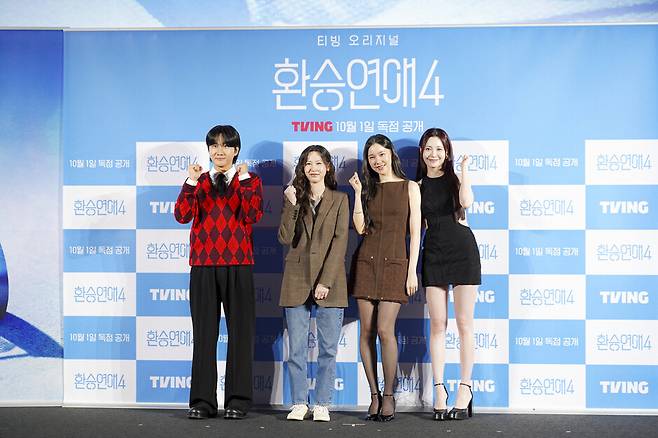 지난달 1일 ‘환승연애4’ 제작 발표회에 개그맨 이용진(왼쪽부터), 김인하 피디, 배우 김예원, 배우 겸 가수 유라가 참석했다. 티빙 제공