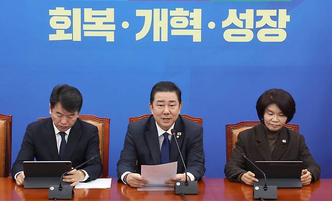 김병기 더불어민주당 원내대표가 25일 국회에서 열린 원내대책회의에서 발언하고 있다. 윤운식 선임기자 yws@hani.co.kr