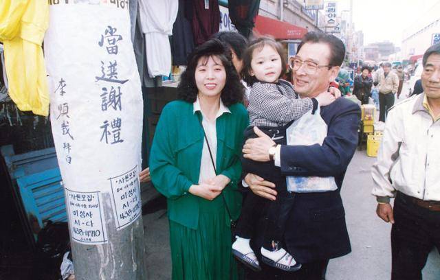 1992년 3월 서울 중랑갑에서 현역 이상수 의원(민주)과 치열한 접전 끝에 14대 국회의원으로 당선된 이순재(오른쪽 두 번째)가 지역구에서 한 시민의 딸을 안아들고 기뻐하고 있다. 한국일보 자료사진