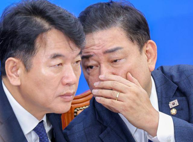 김병기(오른쪽) 더불어민주당 원내대표가 25일 서울 여의도 국회에서 열린 원내대책회의에서 문진석 원내운영수석부대표와 대화하고 있다. 연합뉴스