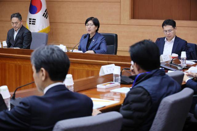 정은경 보건복지부 장관이 24일 서울 종로구 정부서울청사 별관에서 열린 제6차 국민연금기금운용위원회에서 발언하고 있다. 연합뉴스