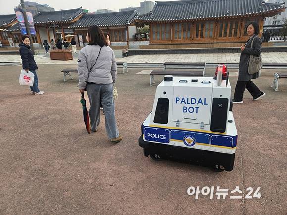 팔달봇이 행인을 발견하자 멈춰선 모습이다. [사진=설재윤 기자]