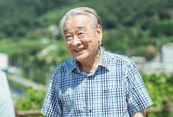 이재명 대통령이 25일 배우 이순재 씨의 별세에 "대한민국 문화예술계의 큰 별, 이순재 선생님의 명복을 기원한다"며 애도를 표했다. [사진=KBS ]