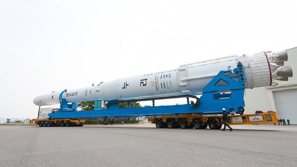 25일 오전 9시 전남 고흥 나로우주센터에서 누리호가 발사대로의 이송을 위해 발사체조립동을 나오고 있다. [사진=항우연]