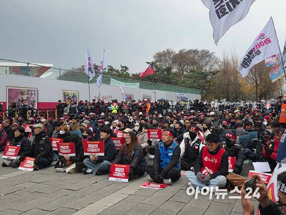 집회 참석자들이 로드러너 폐지를 외치고 있다. [사진=구서윤 기자]